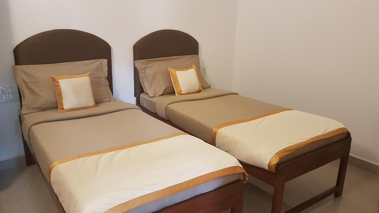 Hill Top Goa Lodge Vagator Exterior photo